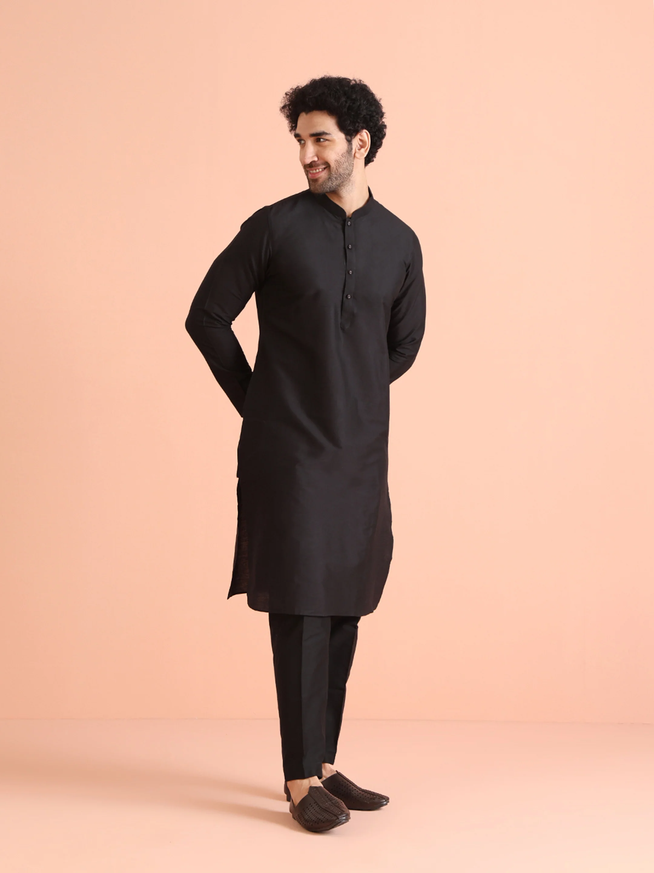 Black Cotton Blend Solid Plain Kurta - Image 2