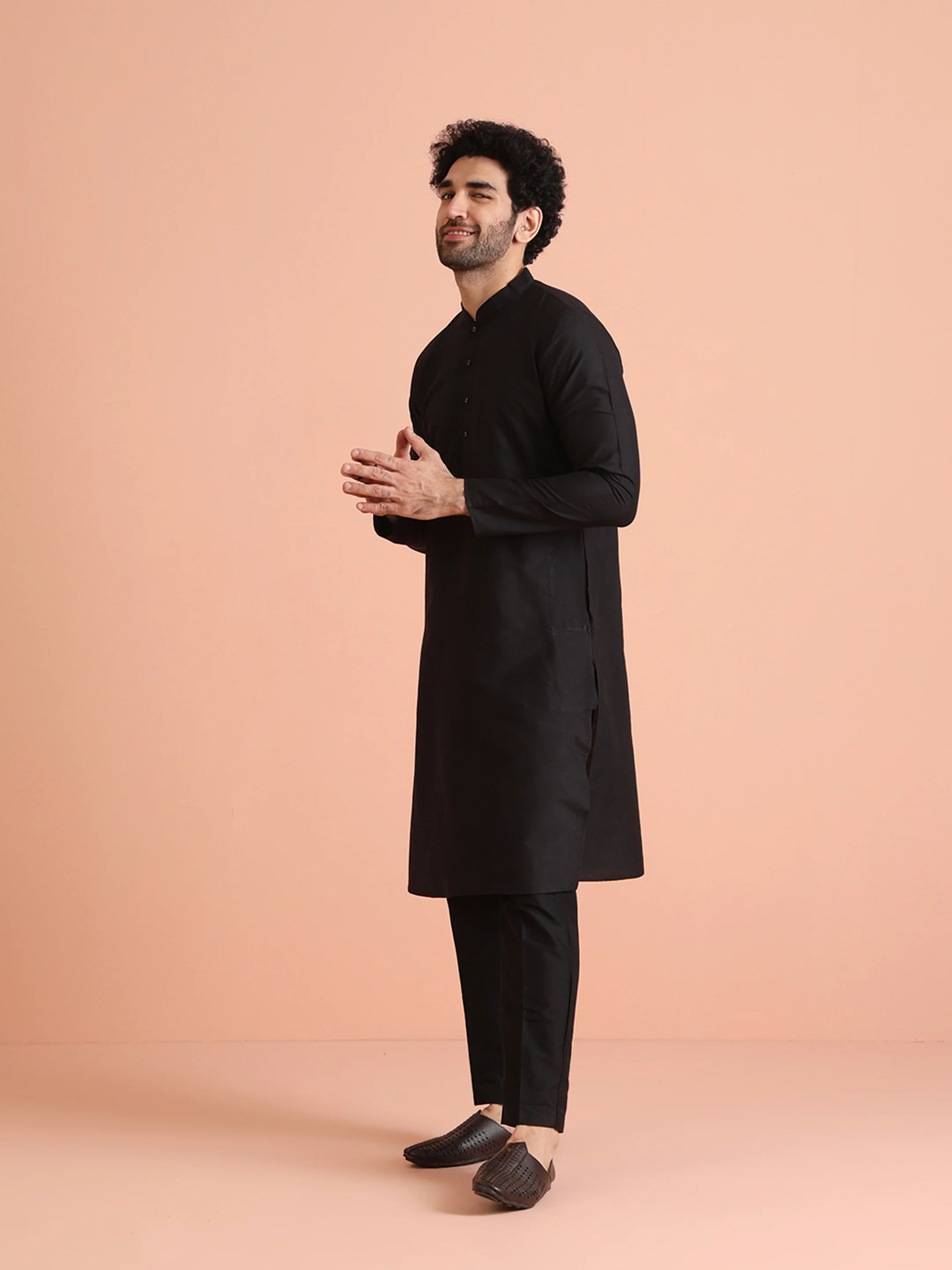 Black Cotton Blend Solid Plain Kurta - Image 3
