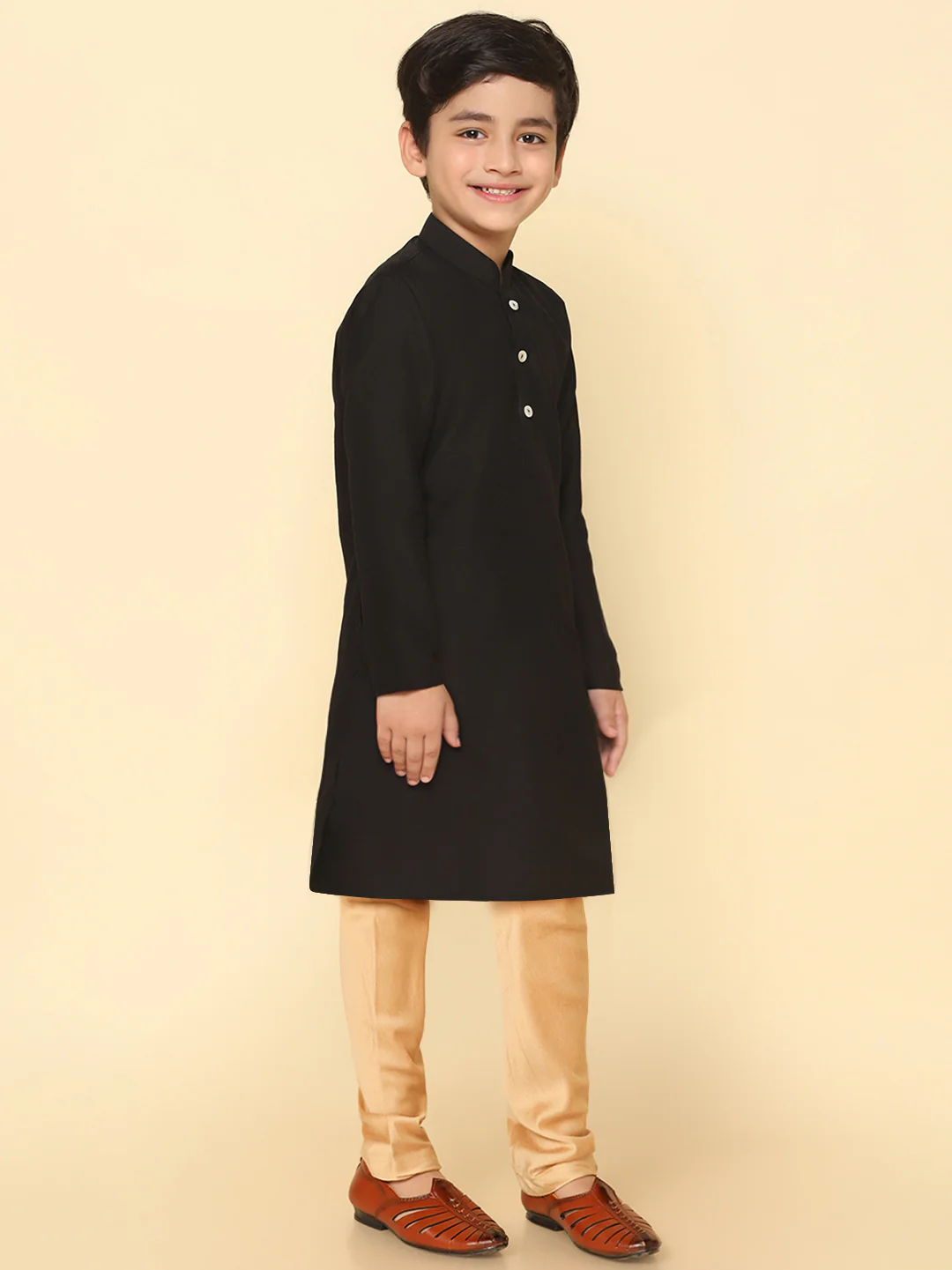 Boy's Black Cotton Blend Solid Dyed Kurta Pyjama Set - Image 2