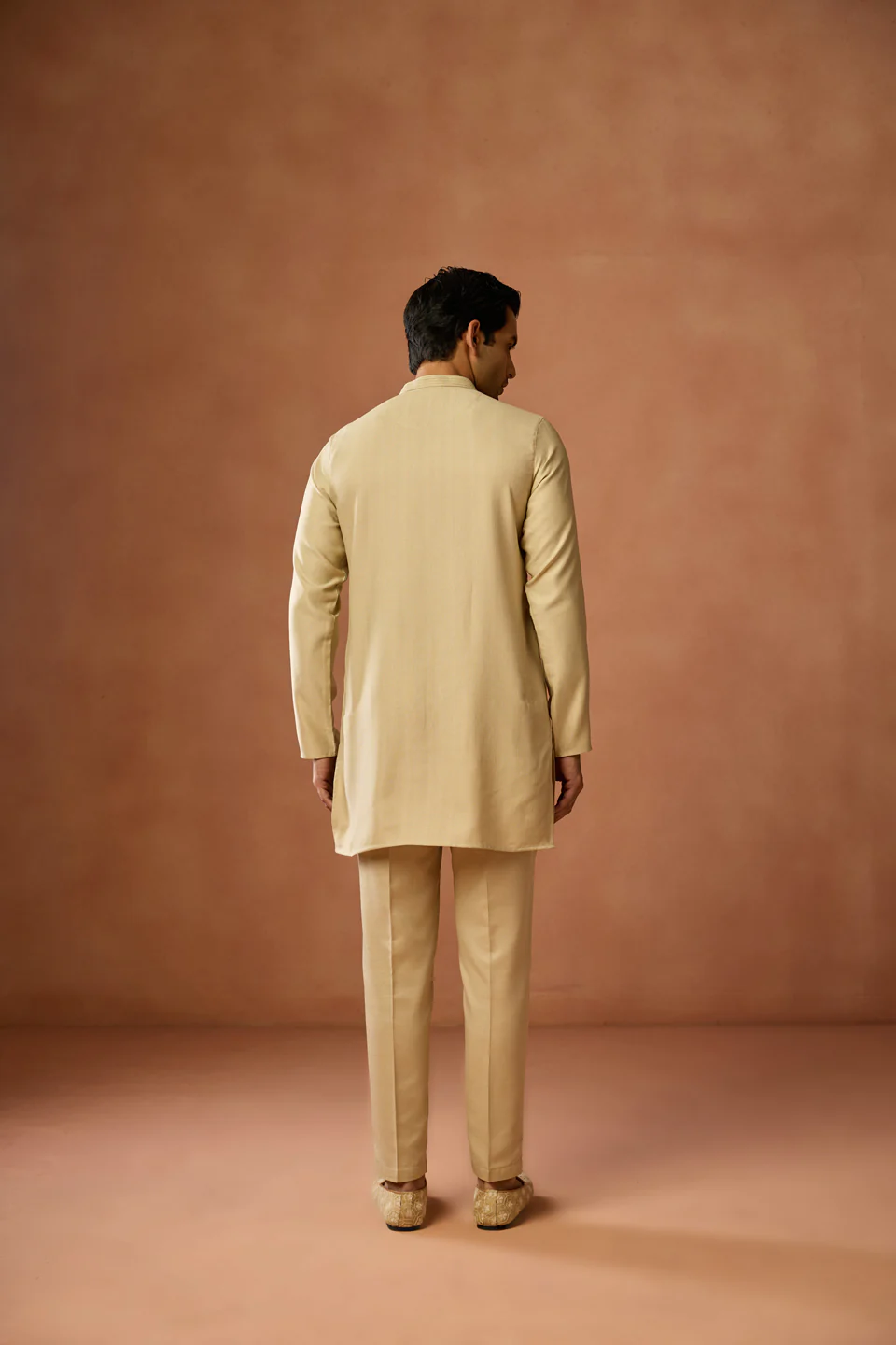 Cream Silk Blend Solid Mid Kurta - Image 4