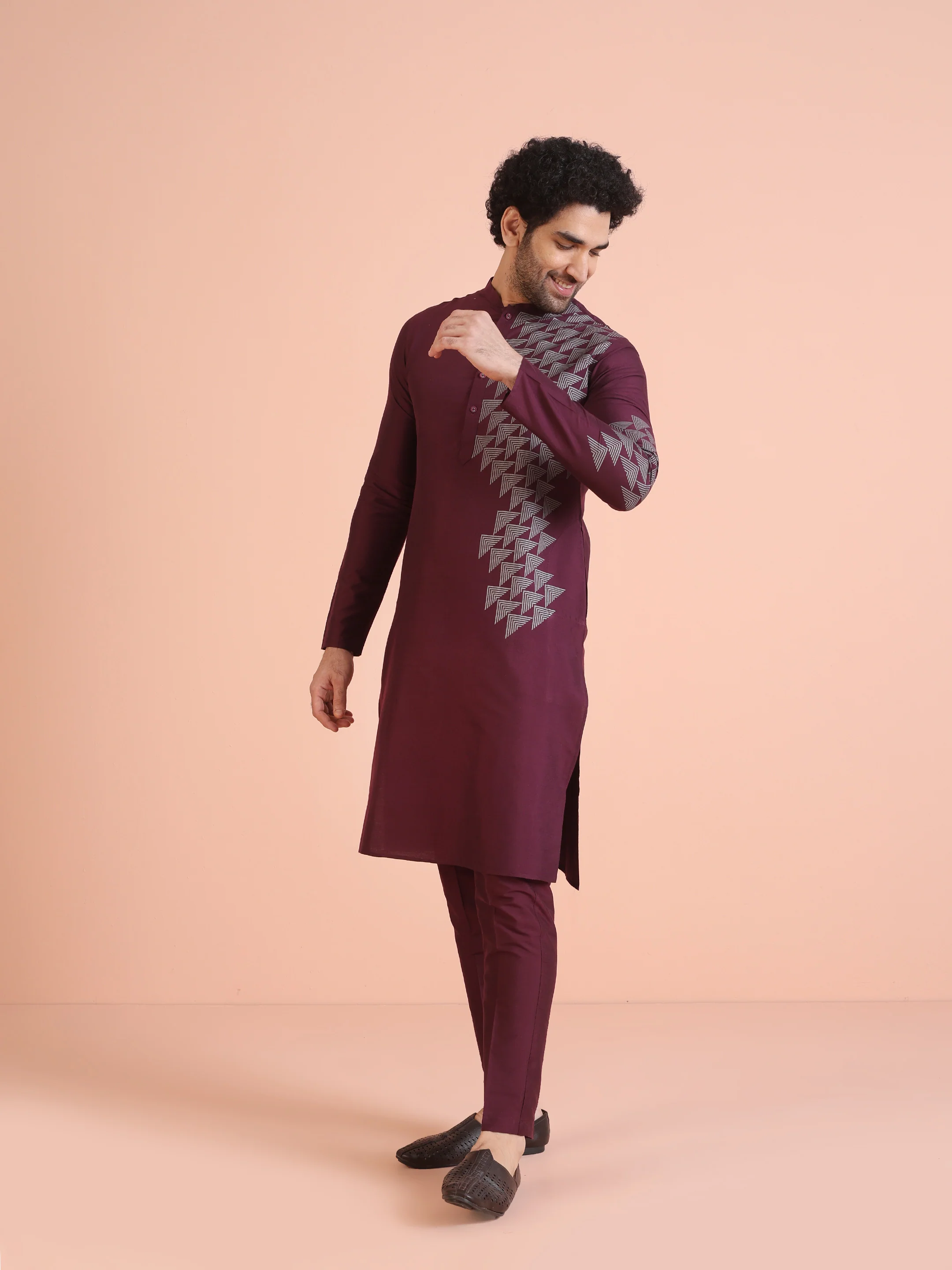 Men Wine Printed Geometric Kurta - Image 3