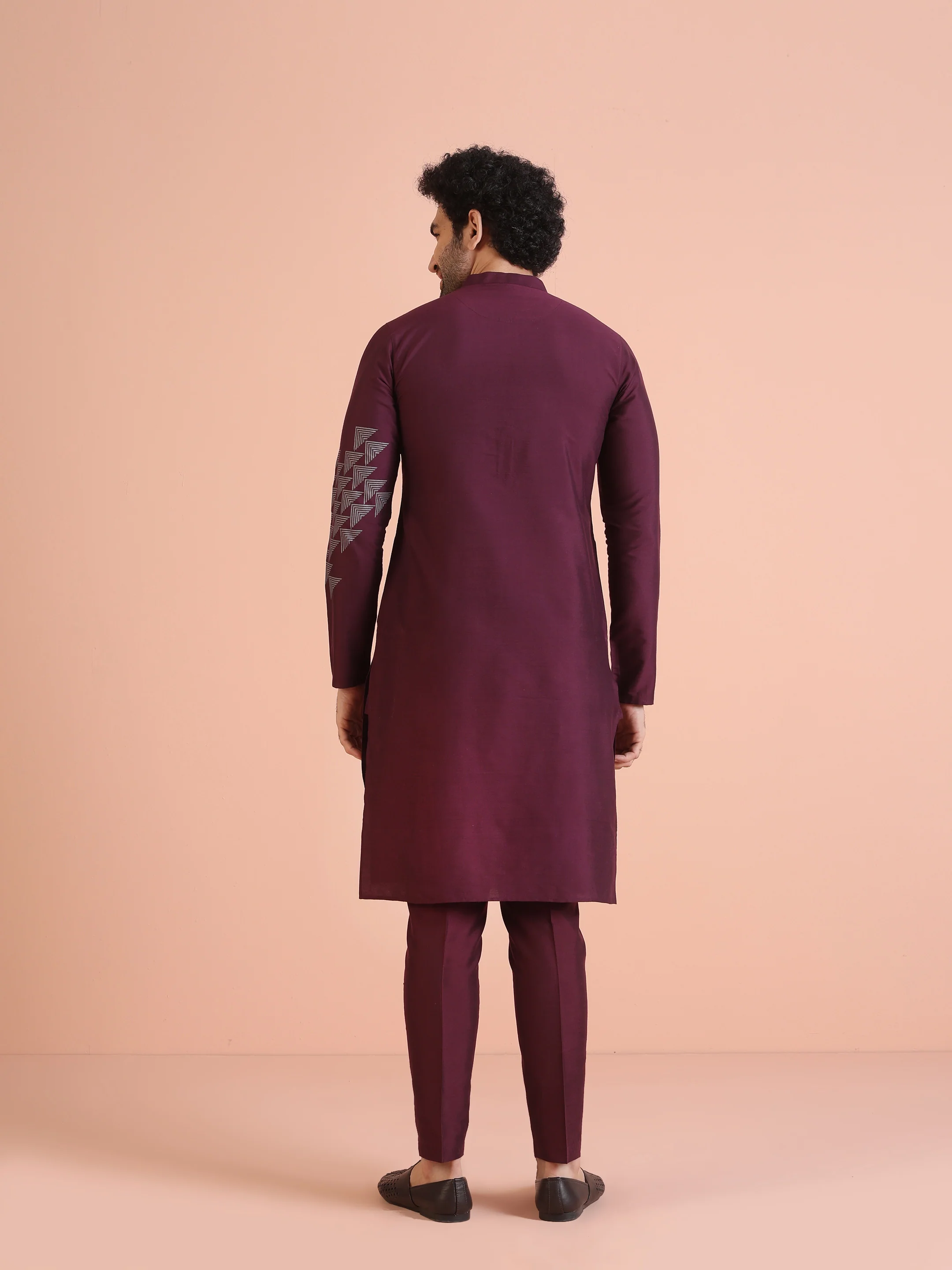 Men Wine Printed Geometric Kurta - Image 4