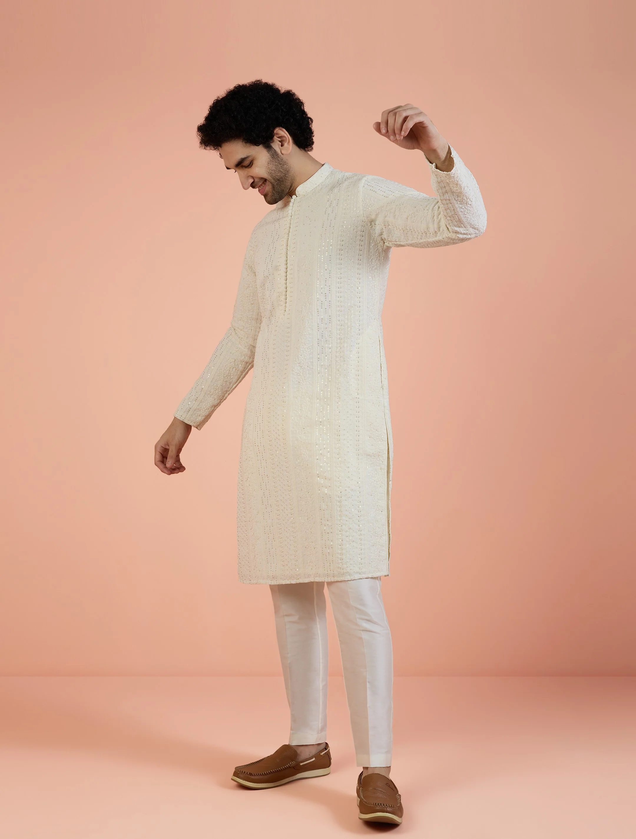 Men Off White Embroidered Kurta with Ethnic Motifs - Image 2