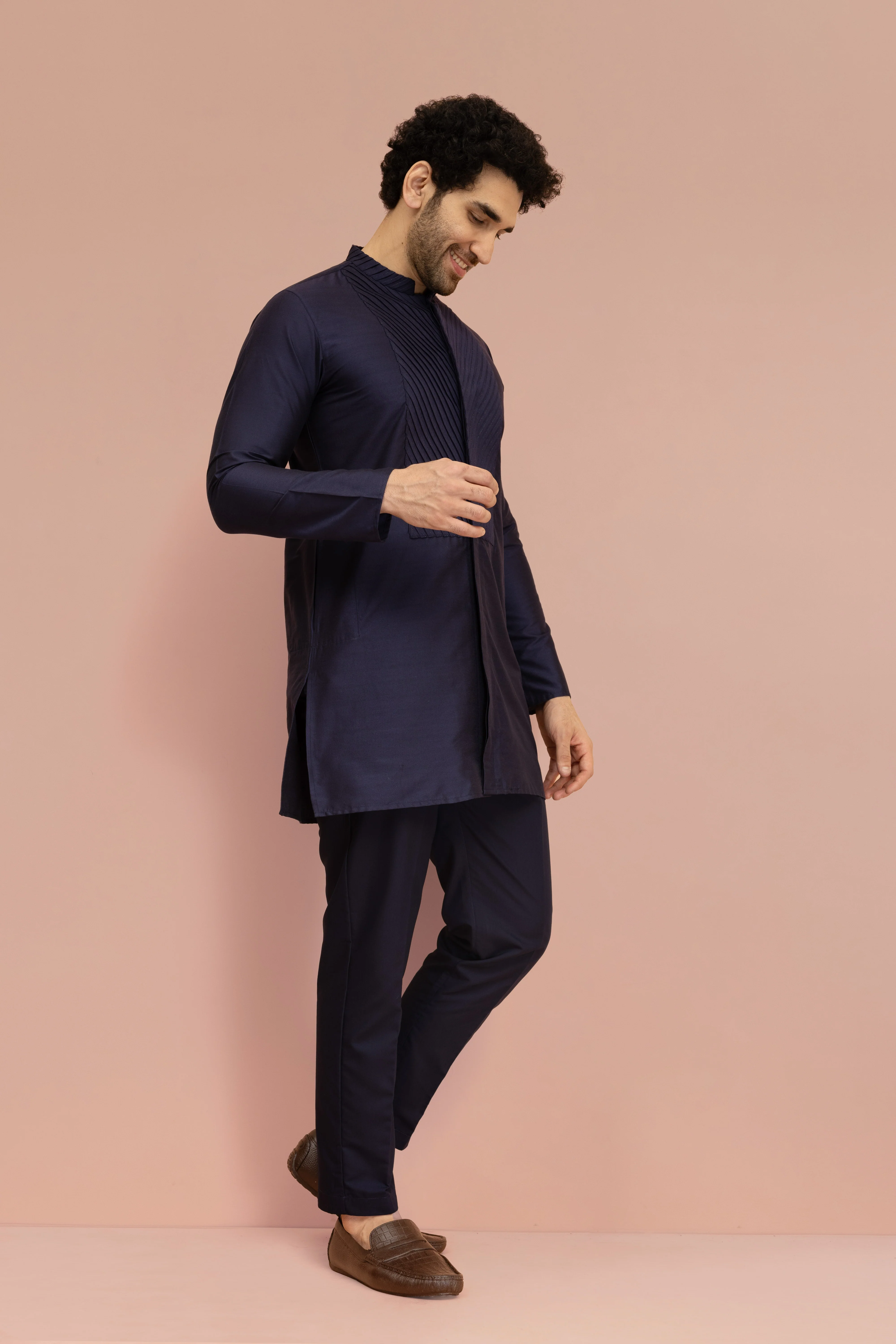 Men Navy Blue Yoke Design Pleating Mid Kurta Trouser Set - Image 3