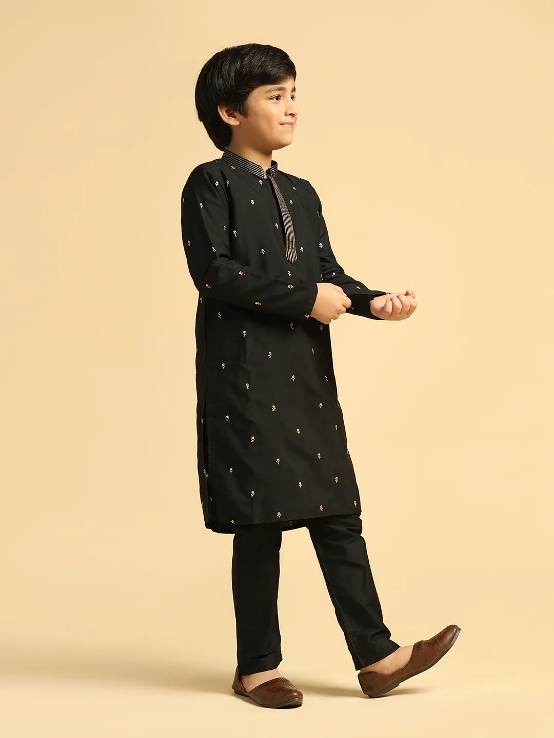Boy's Black Embroidered Kurta - Image 3