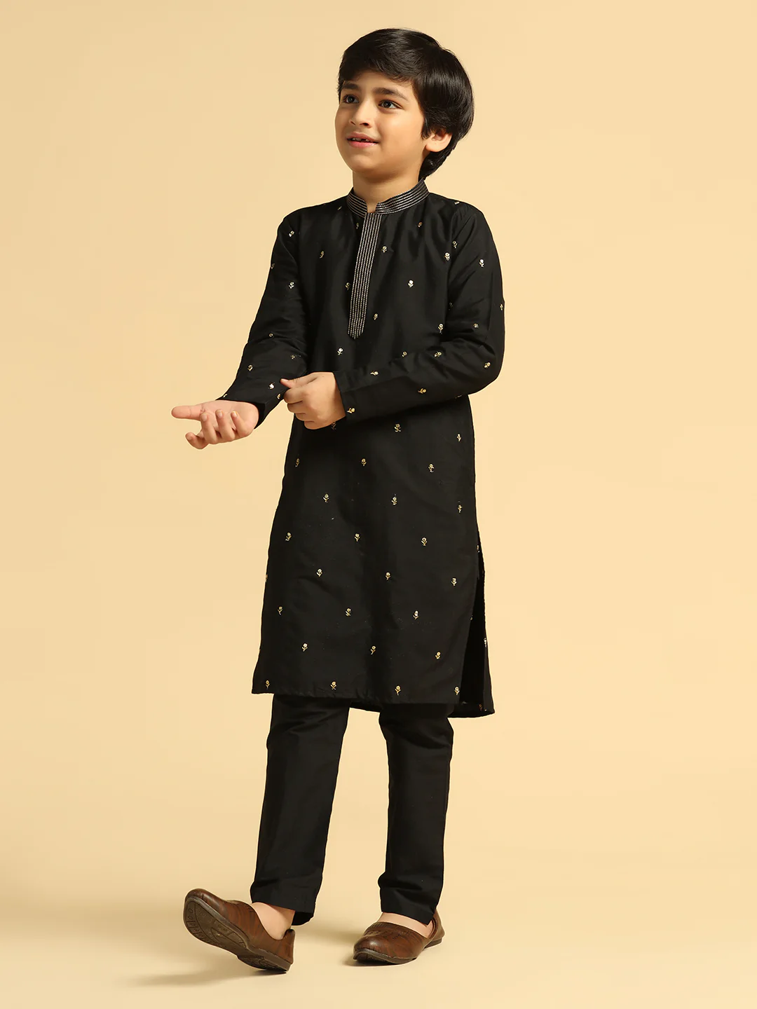 Boy's Black Embroidered Kurta Pyjama Set - Image 2
