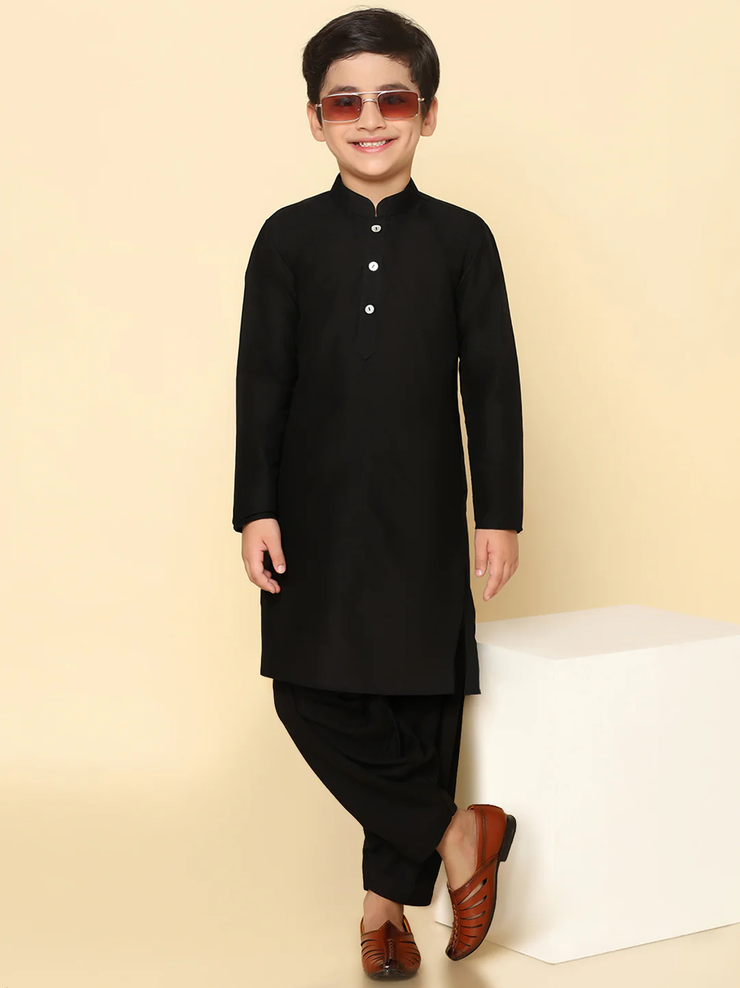 Boy's Black Solid Kurta Patiala Set - Image 7
