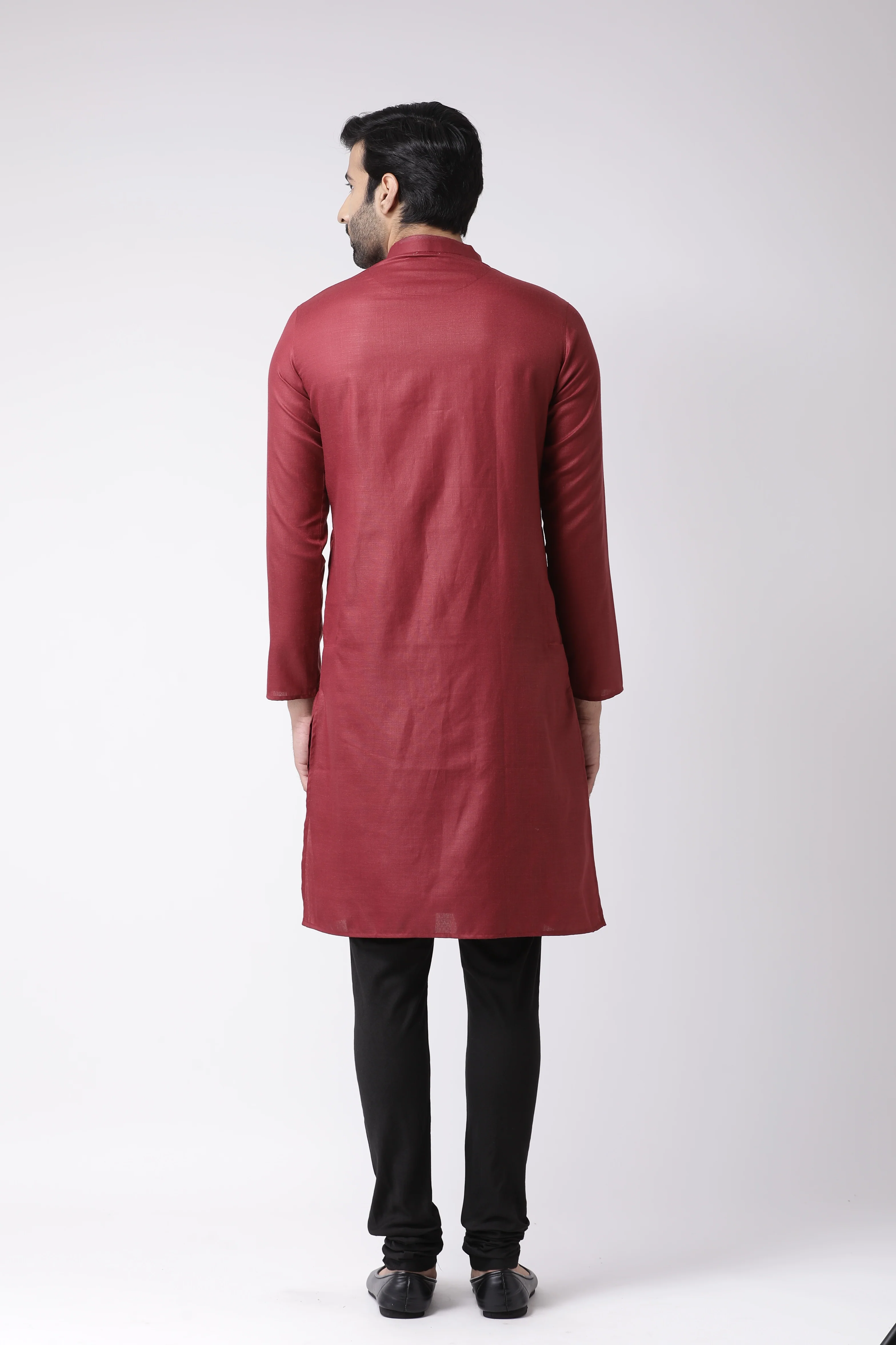 Men Maroon Solid Dyed Kurta - Image 4