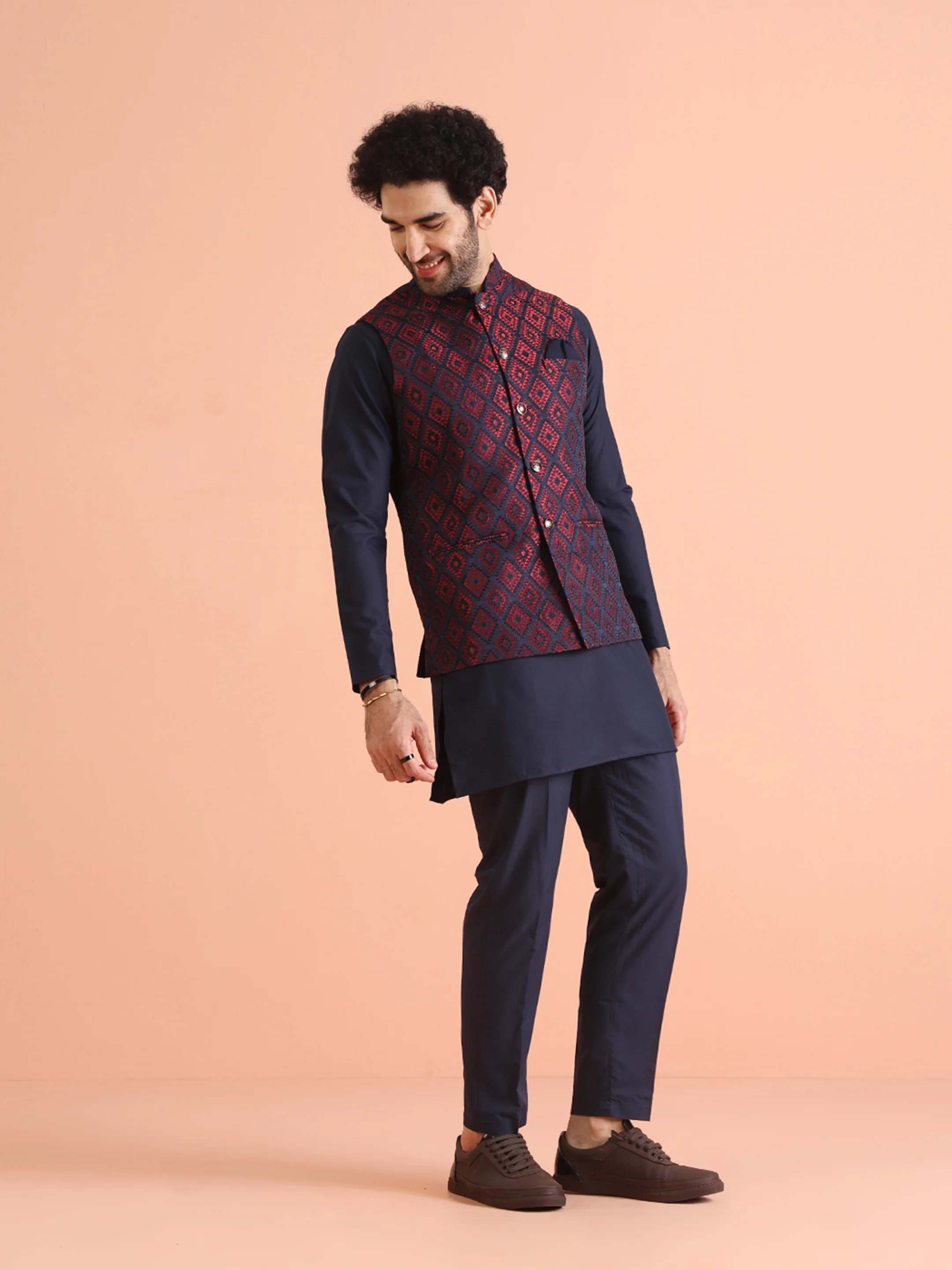 Navy Silk Blend Red Textured Nehru Jacket Mid Kurta Set - Image 2