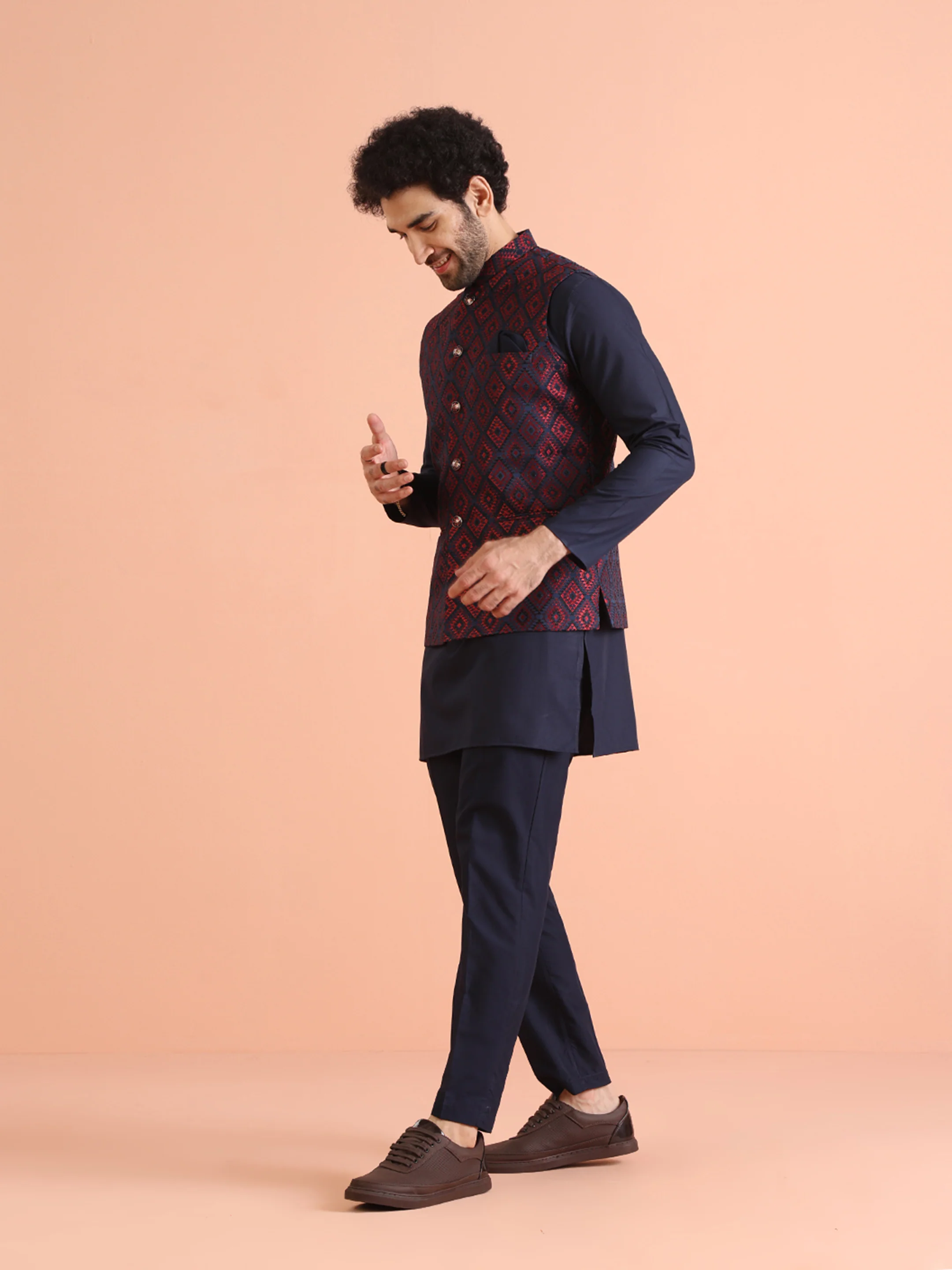 Navy Silk Blend Red Textured Nehru Jacket Mid Kurta Set - Image 3