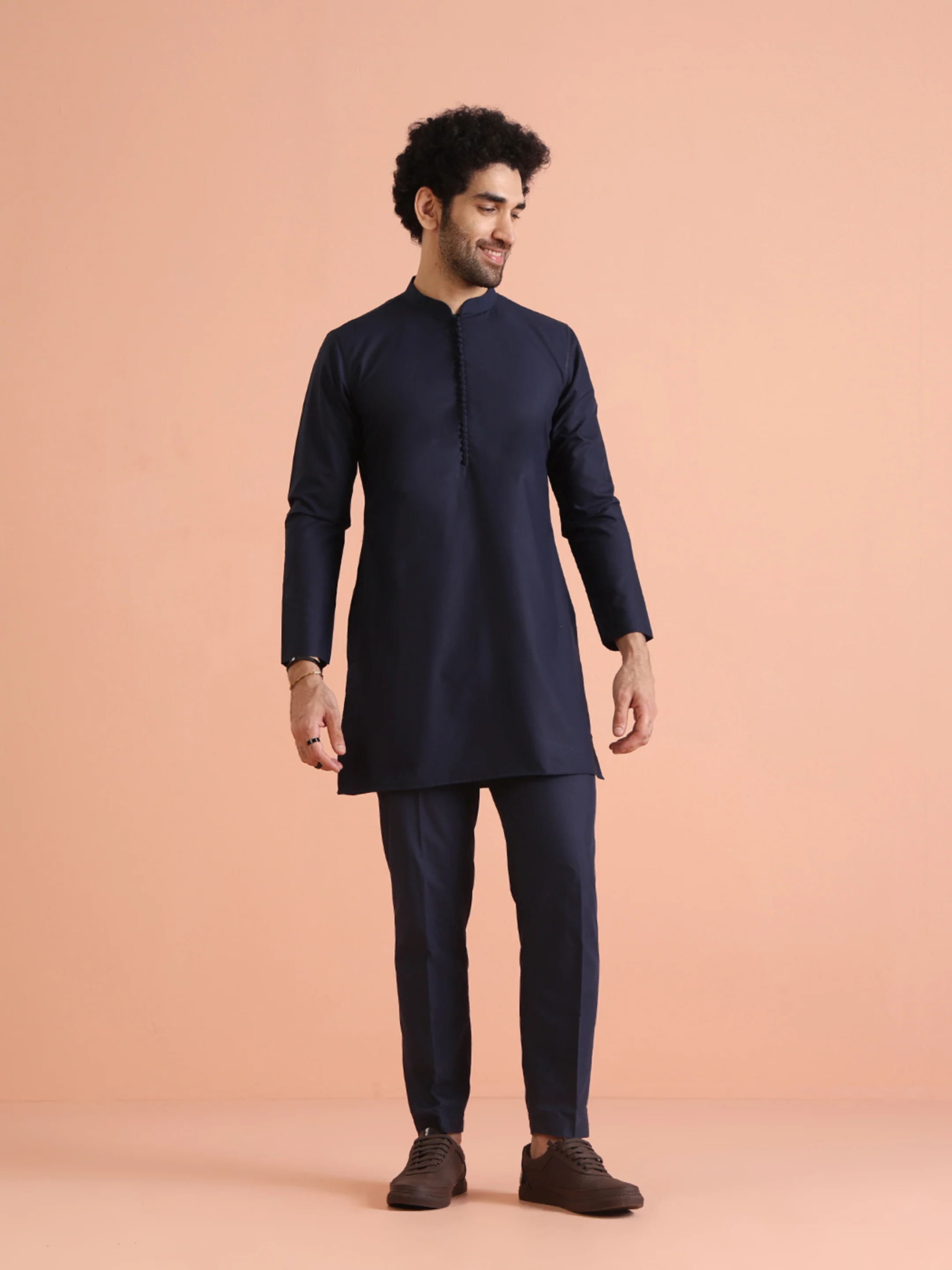 Navy Silk Blend Red Textured Nehru Jacket Mid Kurta Set - Image 5