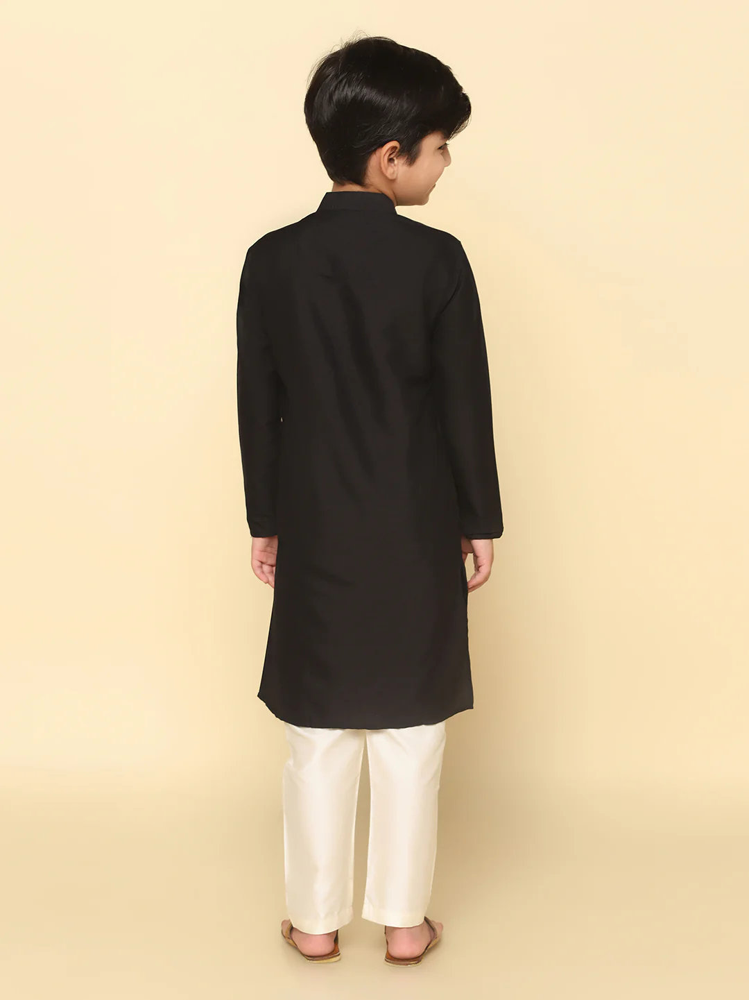 Boy's Black Solid Kurta - Image 4