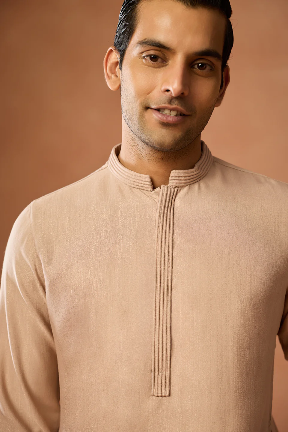 Peach Silk Blend Solid Mid Kurta - Image 2