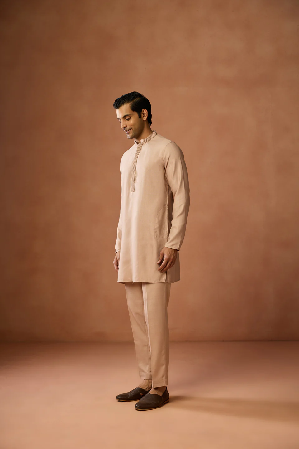 Peach Silk Blend Solid Mid Kurta - Image 3