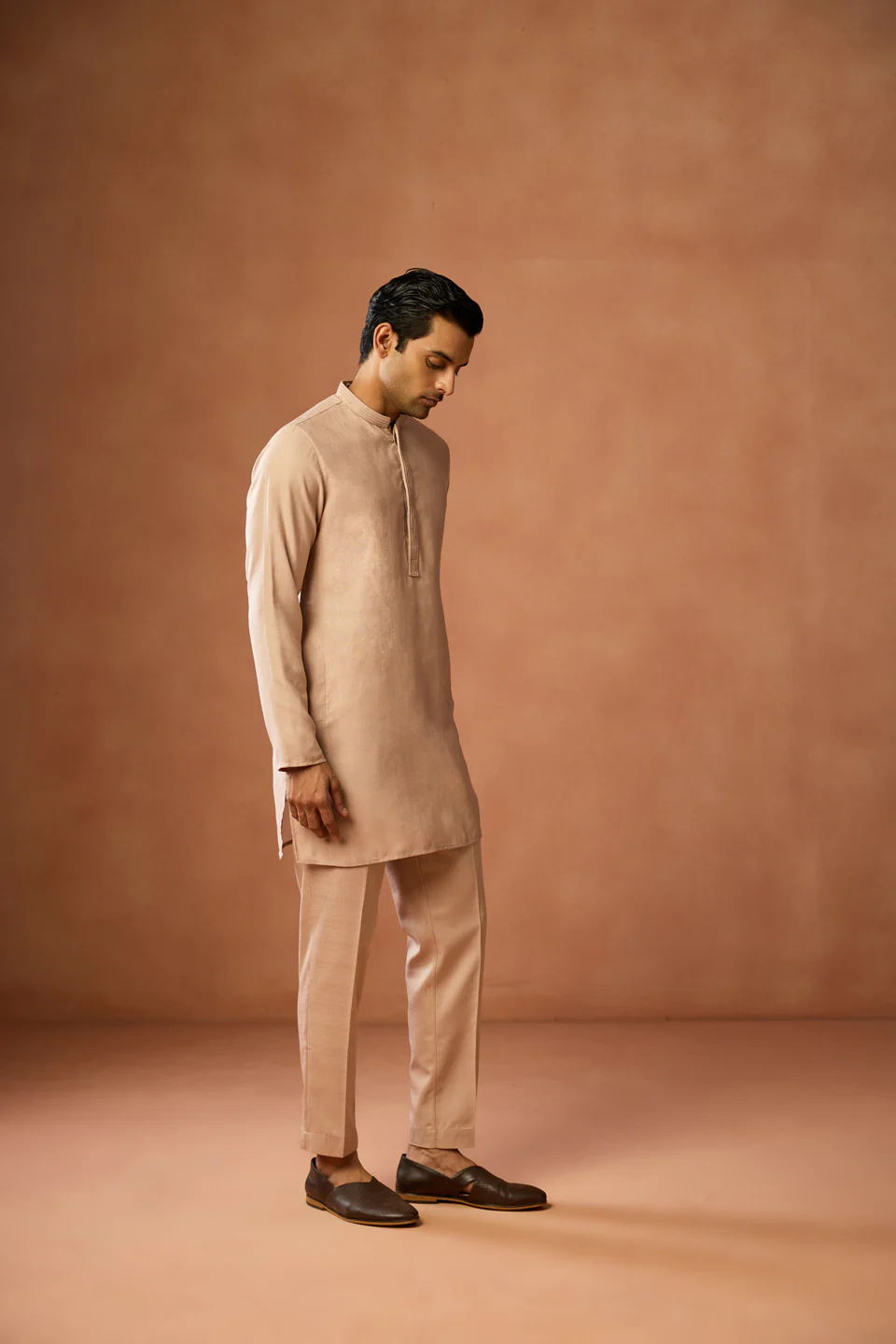 Peach Silk Blend Solid Mid Kurta - Image 4