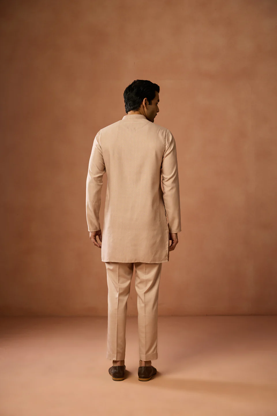 Peach Silk Blend Solid Mid Kurta - Image 5