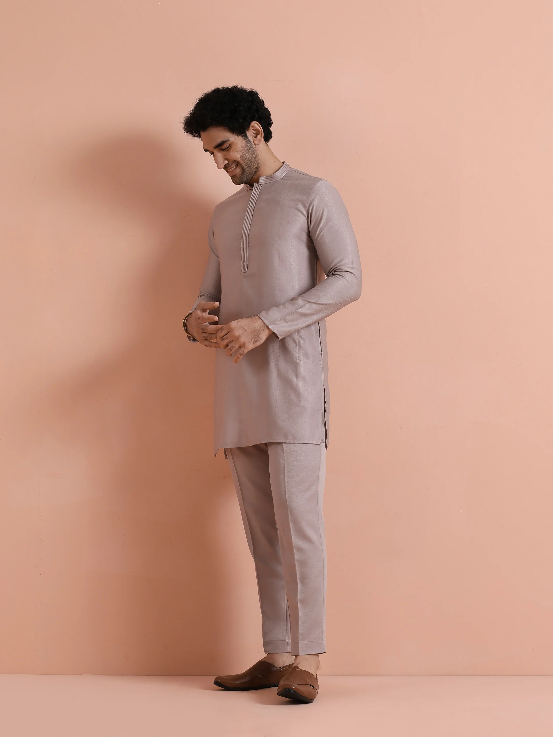 Mauve Silk Blend Solid Mid Kurta Trouser Set - Image 2