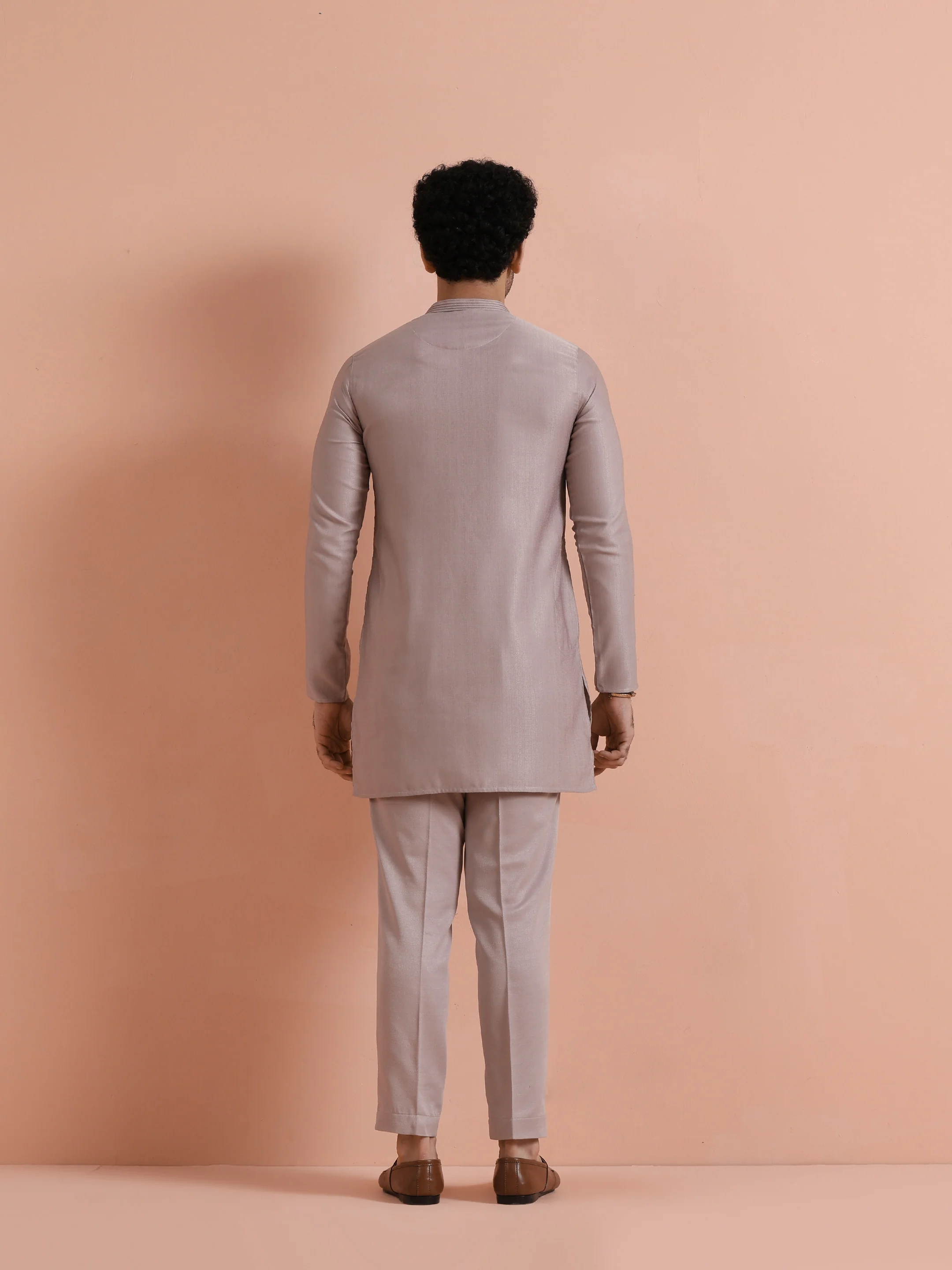 Mauve Silk Blend Solid Mid Kurta Trouser Set - Image 4