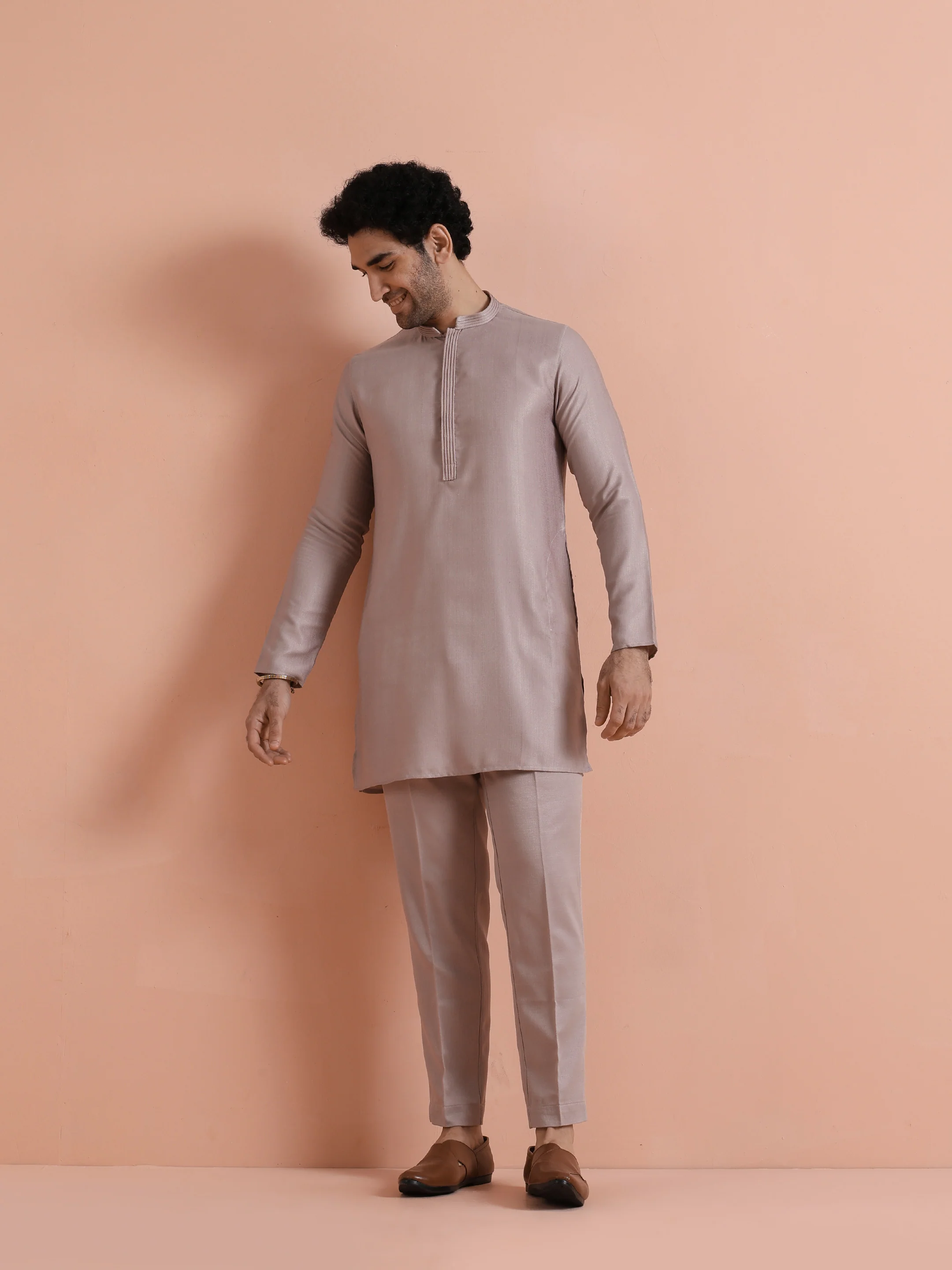Mauve Silk Blend Solid Mid Kurta Trouser Set - Image 7