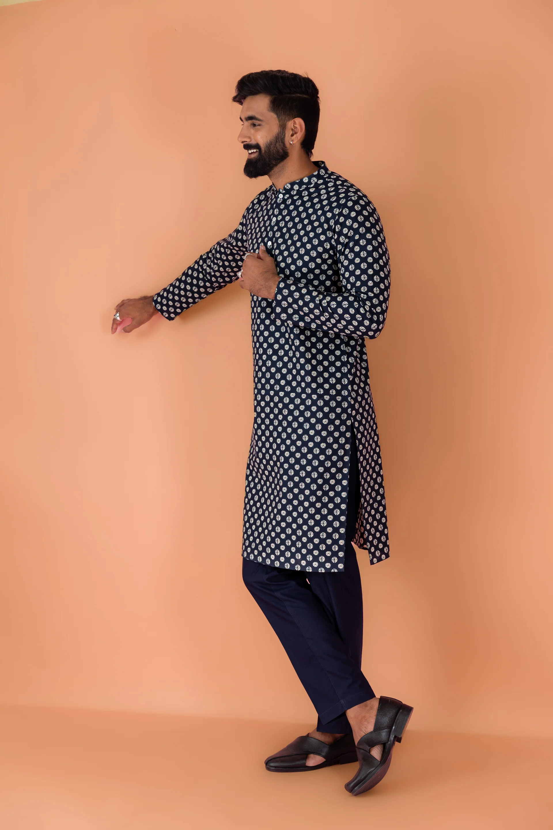 Men Navy Blue Tie & Dye Printed Kurta - Image 3