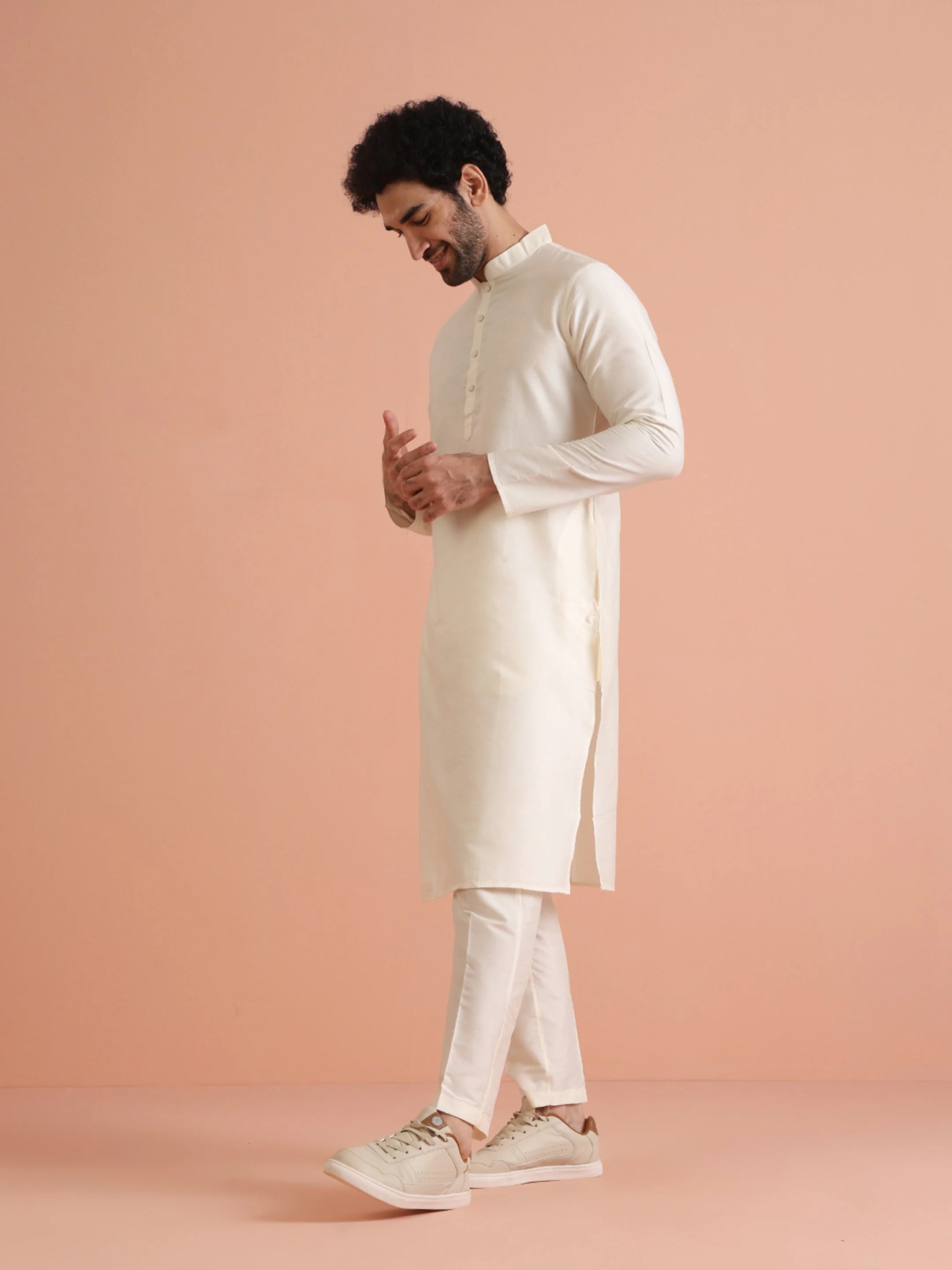 Men Off White Solid Silk Blend Kurta Set - Image 3
