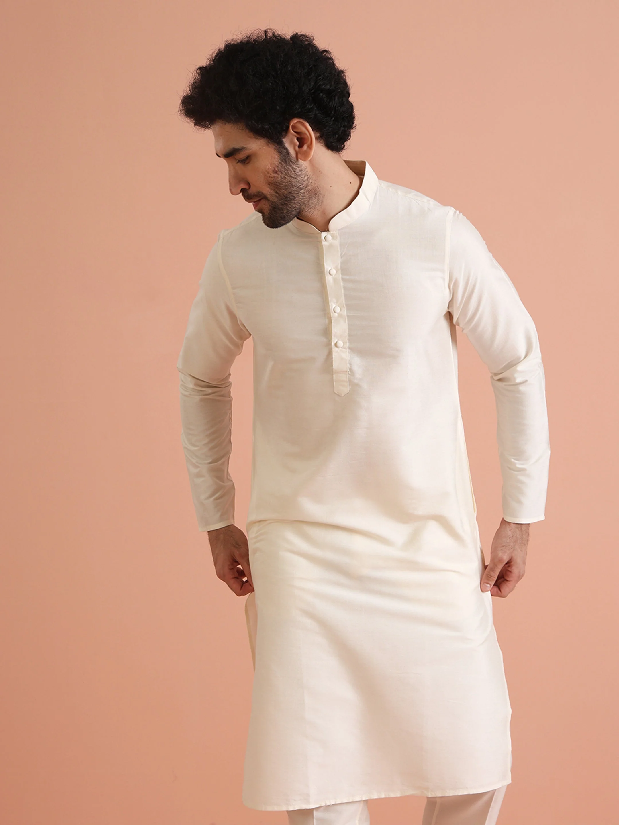 Men Off White Solid Silk Blend Kurta Set - Image 5
